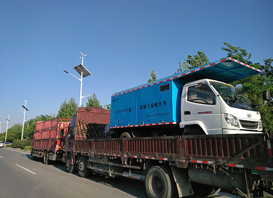 車載混凝土濕噴臺車、空壓機發(fā)貨現(xiàn)場