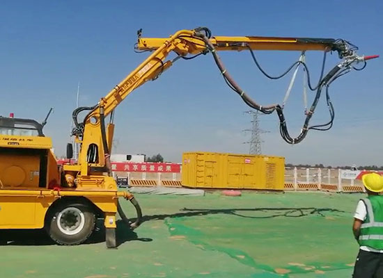 中交一公局混凝土濕噴臺車施工現(xiàn)場